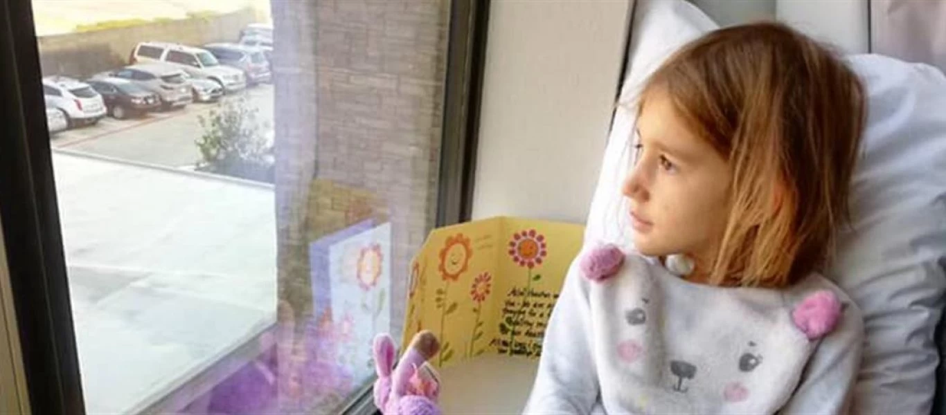 Σπαραγμός και συγκίνηση στη κηδεία της μικρής Αναστασίας - Το λευκό φέρετρο και τα ροζ μπαλόνια (φώτο)